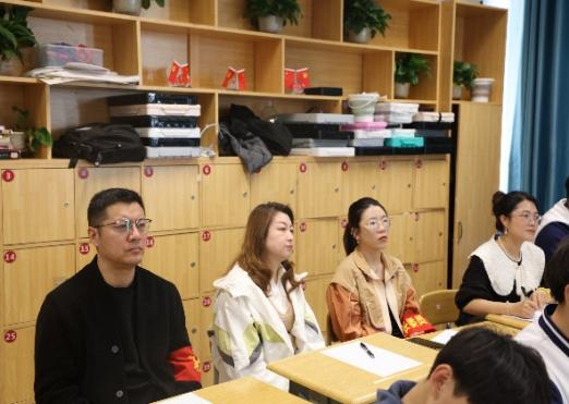 探校园匠心育未来之光驻校办公日见证成长新篇
