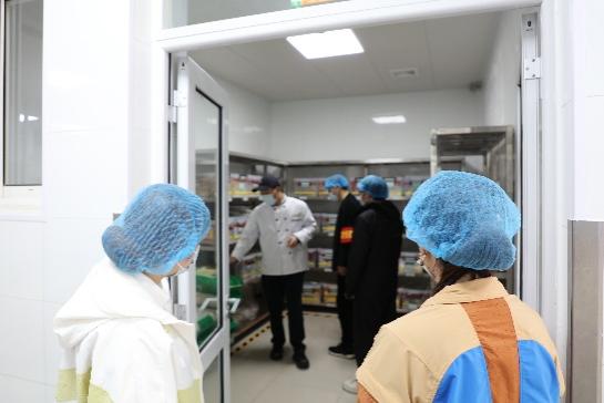 图片包含 人, 室内, 男人, 房间

AI 生成的内容可能不正确。