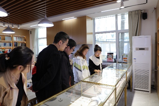 厨房里的人们

AI 生成的内容可能不正确。