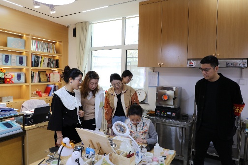 厨房里有一群男人和女人在桌子前

AI 生成的内容可能不正确。