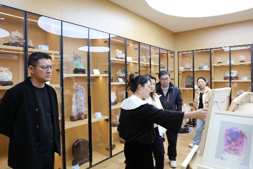 人们站在房间里

AI 生成的内容可能不正确。