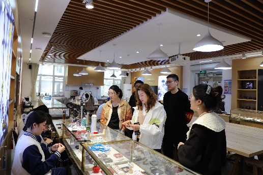 人们在厨房里准备食物的一群人

AI 生成的内容可能不正确。