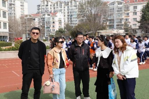 一群人站在街道上

AI 生成的内容可能不正确。