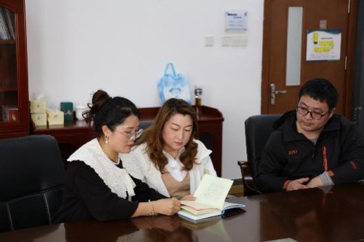 图片包含 桌子, 室内, 人, 笔记本

AI 生成的内容可能不正确。