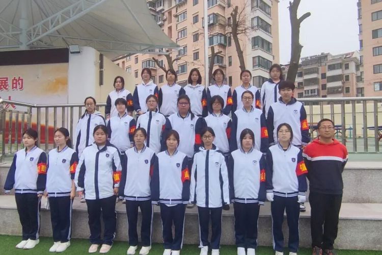 【经济快讯】以劳育“润心”，赴“致美”之约——2025级3班劳动值周工作纪实