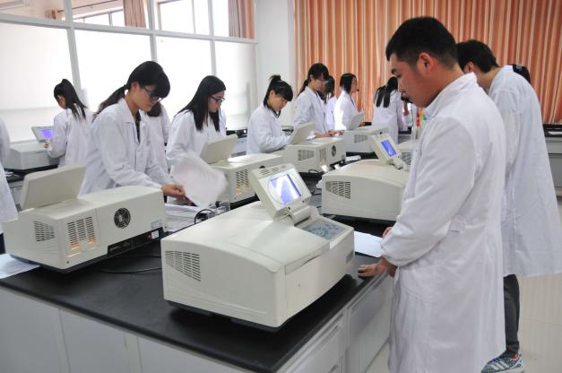 2.药品质量与安全专业学生在实训