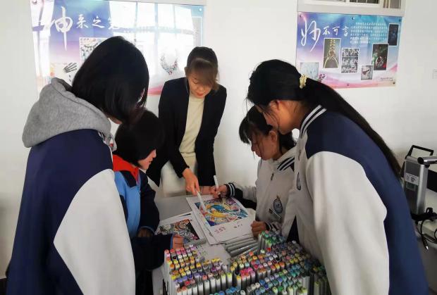 1.学生学习首饰设计