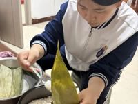 【经济快讯】&nbsp;粽叶飘香迎端午，青春志愿暖人心——我校“琢玉知行”志愿团2025级5班志愿服务队开展端午节志愿服务活动