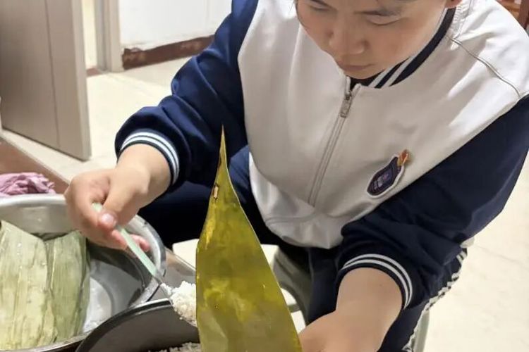 【经济快讯】&nbsp;粽叶飘香迎端午，青春志愿暖人心——我校“琢玉知行”志愿团2025级5班志愿服务队开展端午节志愿服务活动