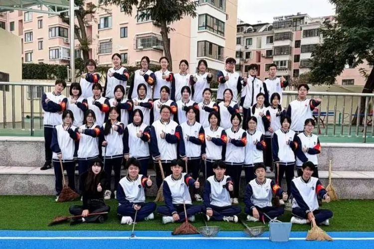 【经济快讯】以劳琢玉，以勤润园——2024级8班劳动志愿服务周纪实
